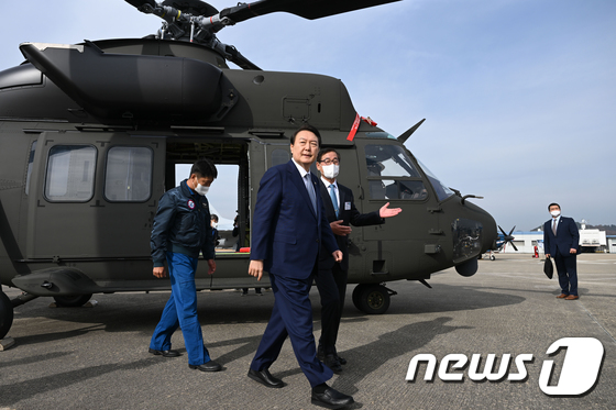 윤석열 대통령이 24일 경남 사천시 한국항공우주산업(KAI)을 방문하고 있다. (대통령실 제공) 2022.11.24/뉴스1 © News1 오대일 기자