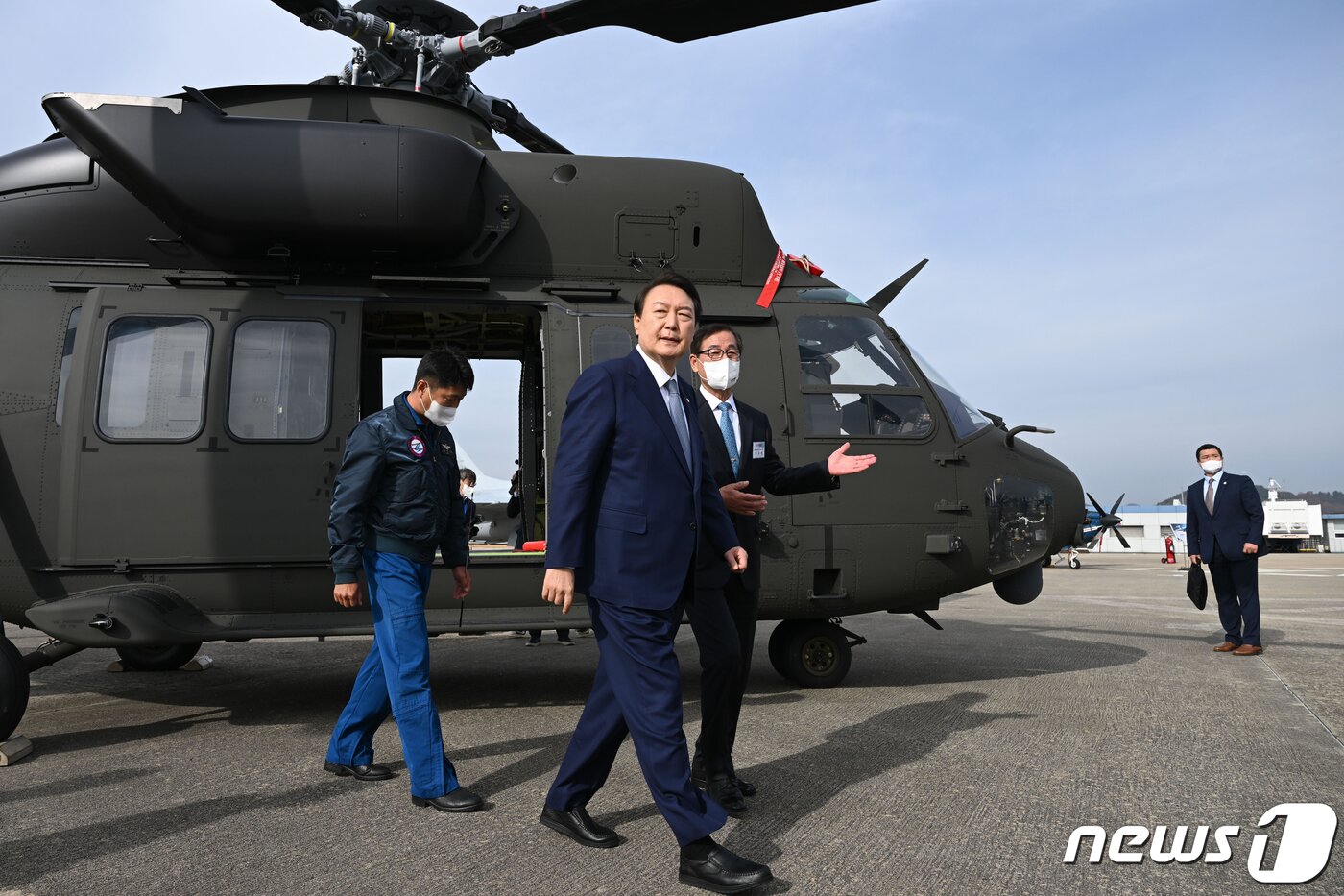 본문 이미지 - 윤석열 대통령이 24일 경남 사천시 한국항공우주산업(KAI)을 방문하고 있다. (대통령실 제공) 2022.11.24/뉴스1 ⓒ News1 오대일 기자