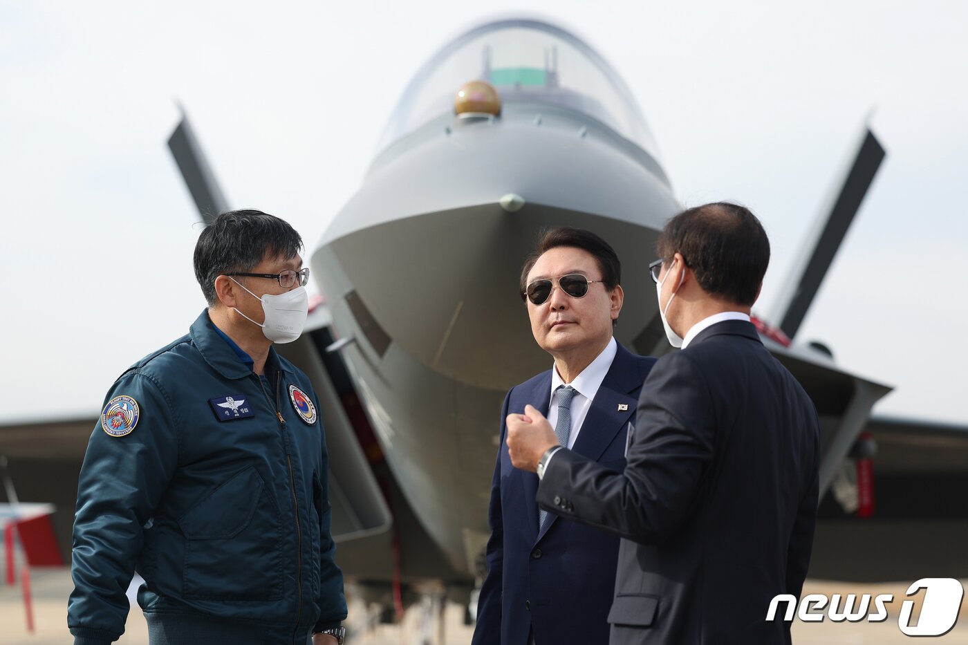 본문 이미지 - 윤석열 대통령이 24일 경남 사천시 한국항공우주산업(KAI)을 방문해 국산 항공기 및 전투기를 참관하고 있다. (대통령실 제공) 2022.11.24/뉴스1 ⓒ News1 오대일 기자