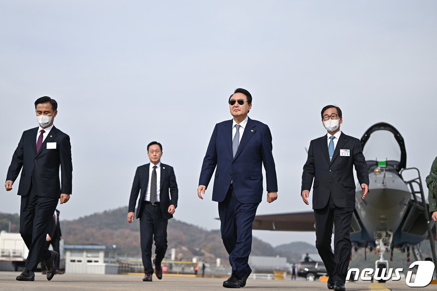 본문 이미지 - 윤석열 대통령이 24일 경남 사천시 한국항공우주산업(KAI)을 방문해 국산 초음속 전투기 KF-21 시범비행을 지켜본 후 이동하고 있다. (대통령실 제공) 2022.11.24/뉴스1 ⓒ News1 오대일 기자