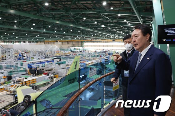 윤석열 대통령이 24일 경남 사천시 한국항공우주산업(KAI)을 방문해 전투기 조립 공장을 살펴보고 있다. (대통령실 제공) 2022.11.24/뉴스1 © News1 오대일 기자