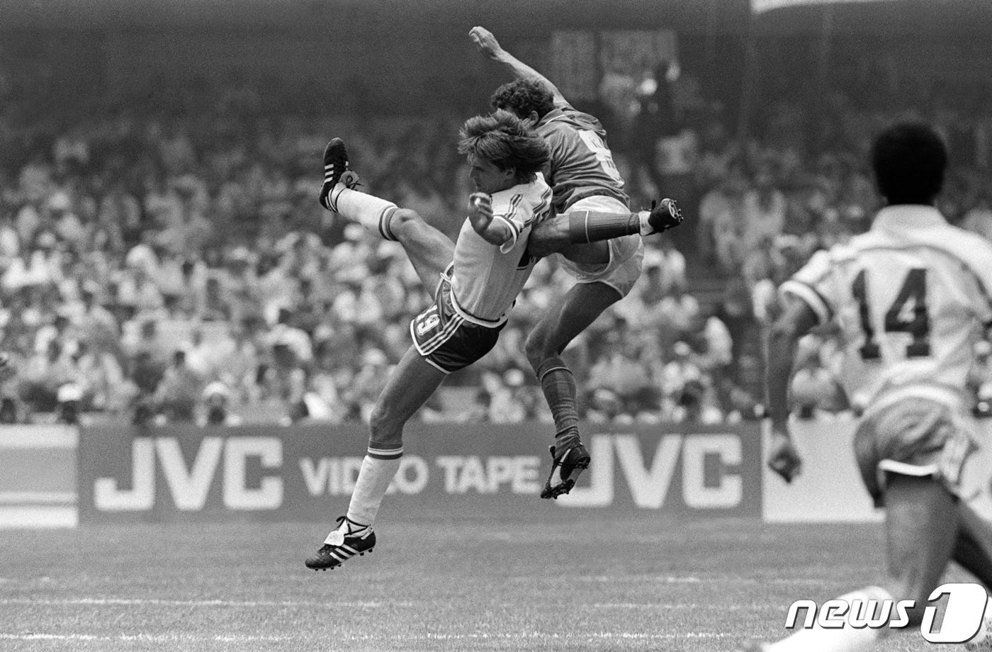 본문 이미지 - 1986 멕시코 월드컵 당시 프랑스와 이탈리아의 후반 경기. ⓒ AFP=뉴스1 ⓒ News1 최서윤 기자