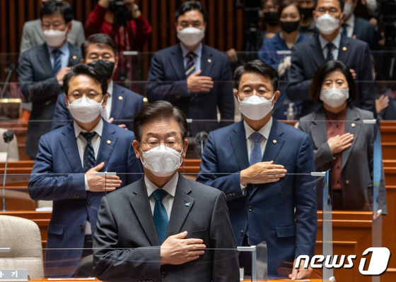 이재명 더불어민주당 대표가 24일 오후 서울 여의도 국회에서 열린 의원총회에서 국민의례를 하고 있다. 2022.11.24/뉴스1 © News1 이재명 기자