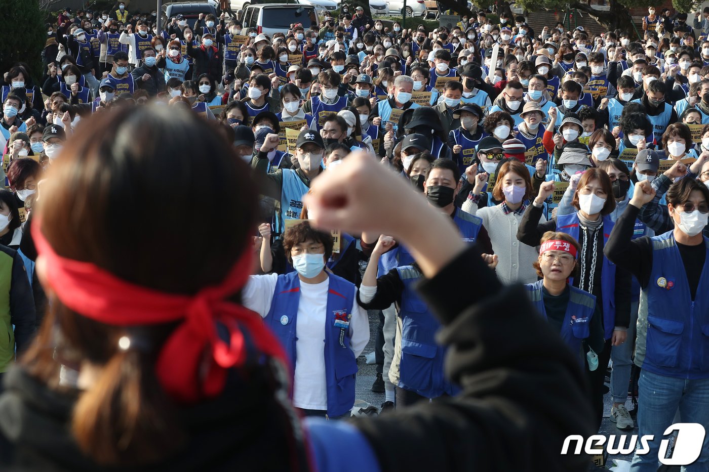 민주노총 공공운수노조 의료연대본부 조합원들이 24일 오후 서울 종로구 서울대학교병원에서 열린 &#39;가짜 혁신안 폐기! 서울대병원 파업사태 해결! 총력결의대회&#39;에서 구호를 외치고 있다. 이날 참가자들은 의료 필수인력 충원과 노동조건 향상 등을 정부와 병원 측에 촉구했다. 2022.11.24/뉴스1 ⓒ News1 민경석 기자