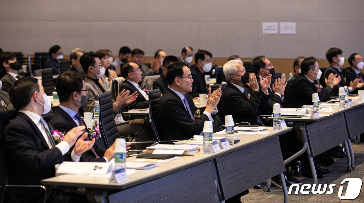 본문 이미지 - 24일 오후 서울 여의도 전경련회관 콘퍼런스센터에서 열린 '2022 제4차 북방경제포럼'에서 김윤식 북방경제인연합회 명예회장을 비롯한 참석자들이 손뼉 치고 있다. 한-중앙아시아 수교 30주년을 기념해 북방경제인연합회와 뉴스1이 공동으로 주최한 이번 포럼은 대한민국과 북방권 중앙아시아 5개국 등 경제협력활성화 모델을 발굴하고 민간차원의 전략적 교류협력 및 네트워크를 조성하고자 기획됐다. 2022.11.24/뉴스1 ⓒ News1 이승배 기자