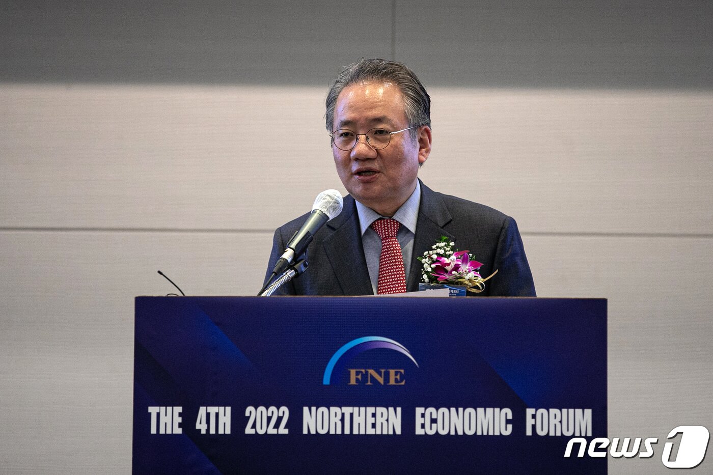 본문 이미지 - 강호병 뉴스1 편집인이 24일 오후 서울 여의도 전경련회관 콘퍼런스센터에서 열린 '2022 제4차 북방경제포럼'에서 환영사 하고 있다. 한-중앙아시아 수교 30주년을 기념해 북방경제인연합회와 뉴스1이 공동으로 주최한 이번 포럼은 대한민국과 북방권 중앙아시아 5개국 등 경제협력활성화 모델을 발굴하고 민간차원의 전략적 교류협력 및 네트워크를 조성하고자 기획됐다. 2022.11.24/뉴스1 ⓒ News1 이승배 기자