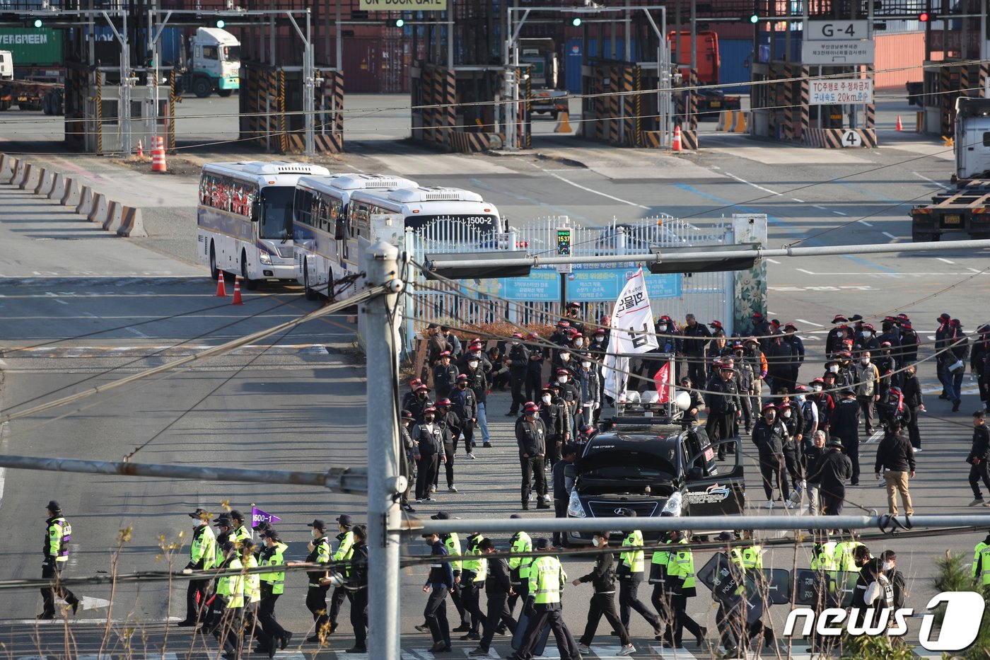 민주노총 공공운수노조 화물연대본부가 무기한 총파업에 돌입한 24일 부산 남구 용당부두 앞에서 화물연대 조합원들이 집회를 하고 있다. 2022.11.24/뉴스1 ⓒ News1 김영훈 기자