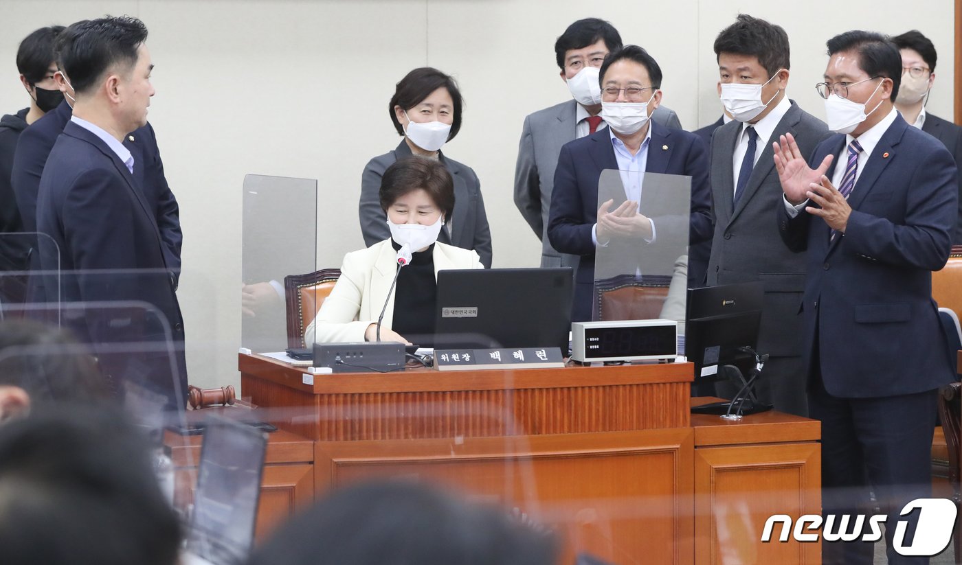 본문 이미지 - 24일 서울 여의도 국회에서 열린 정무위원회 전체회의에서 백혜련 위원장과 국민의힘 의원들이 내년도 예산안 의결을 두고 언쟁을 벌이고 있다. 2022.11.24/뉴스1 ⓒ News1 허경 기자