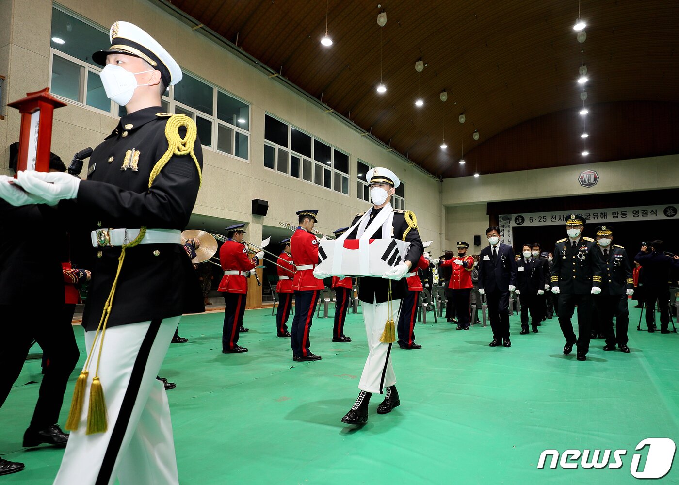 본문 이미지 - 24일 8군단 충용관에서 엄수된 6․25 전사자 발굴 유해 합동 영결식에서 국방부 유해발굴감식단의 운구병들이 유해를 운구하고 있다.(육군 8군단 제공) 2022.11.24/뉴스1