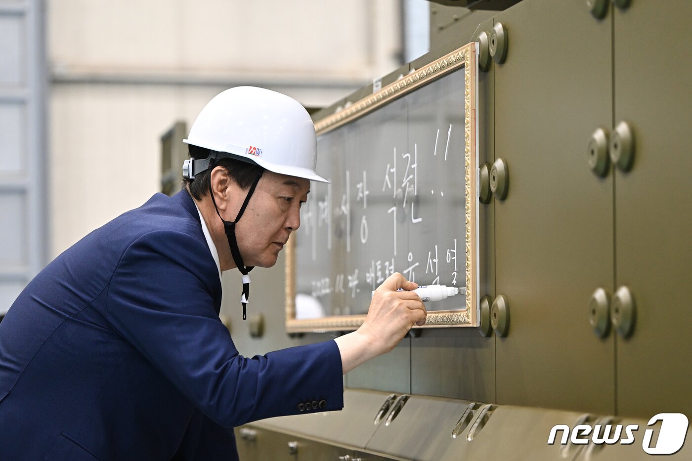 본문 이미지 - 윤석열 대통령이 24일 경남 창원시 한화에어로스페이스를 방문해 레드백 장갑차에 사인 세리머니를 하고 있다. (대통령실 제공) 2022.11.24/뉴스1 ⓒ News1 오대일 기자