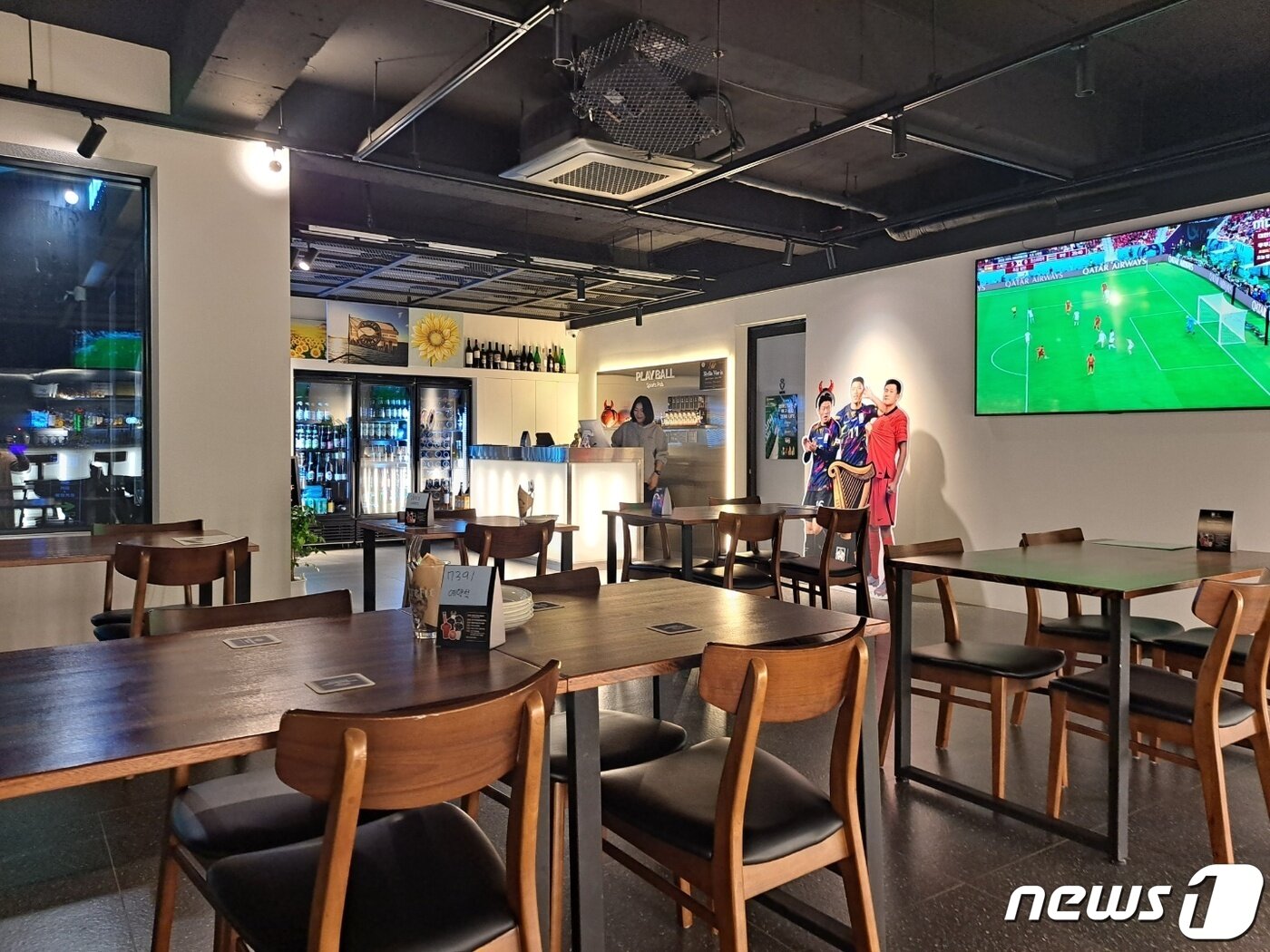 본문 이미지 - 24일 오후 7시쯤 경남 통영 한 스포츠펍 전 테이블 위에 예약 완료 표시가 있다. .2022.11.24/뉴스1