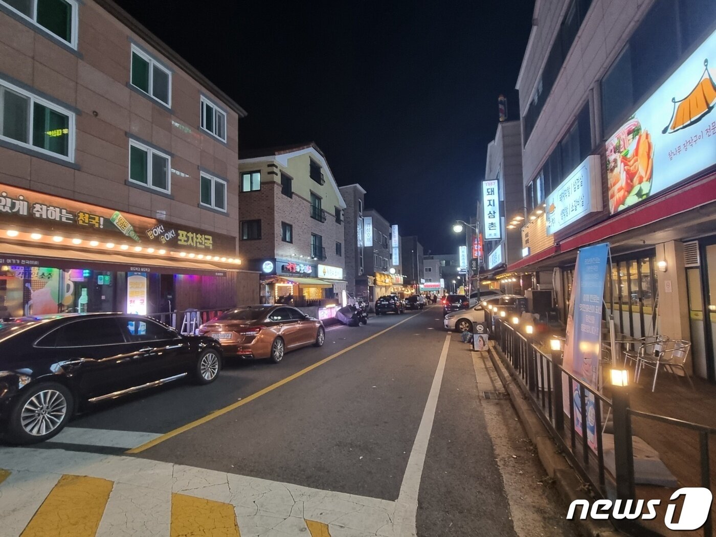 본문 이미지 - 대한민국 축구대표팀의 카타르 월드컵 첫 경기를 앞둔 24일 오후 8시쯤 경기 남양주시 호평동 먹자골목이 한산한 분위기다.2022.11.24./뉴스1 양희문 기자
