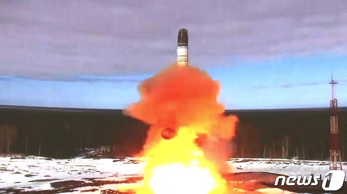 본문 이미지 - 러시아의 최신형 대륙간탄도미사일(ICBM) '사르맛(Sarmat)'. ⓒ AFP=뉴스1