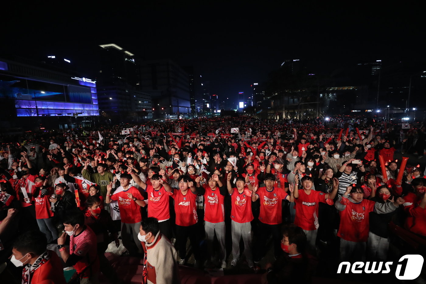 본문 이미지 - 붉은악마와 시민들이 24일 밤 서울 광화문광장에서 2022 카타르 월드컵 H조 조별리그 1차전 대한민국과 우루과이의 경기를 앞두고 열띤 응원을 펼치고 있다. 2022.11.24/뉴스1 ⓒ News1 박세연 기자