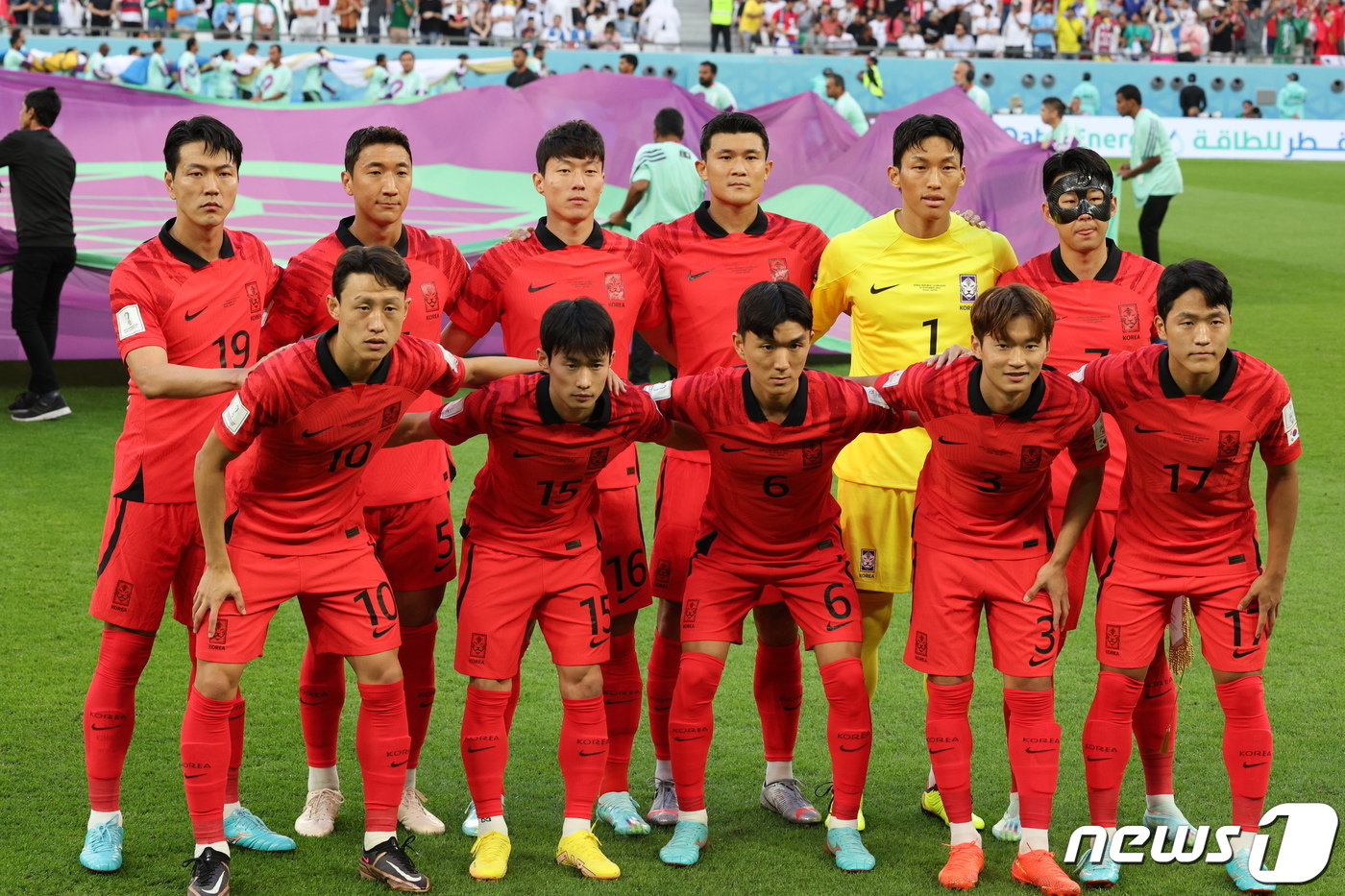 파울루 벤투 감독이 이끄는 대한민국 축구대표팀이 24일 오후&#40;현지시간&#41; 카타르 알라이얀 에듀케이션 시티 스타디움에서 열린 2022 카타르 월드컵 조별리그 H조 1차전 우루과이와의 경기에 앞서 기념 촬영을 하고 있다. 2022.11.24/뉴스1 ⓒ News1 이동해 기자