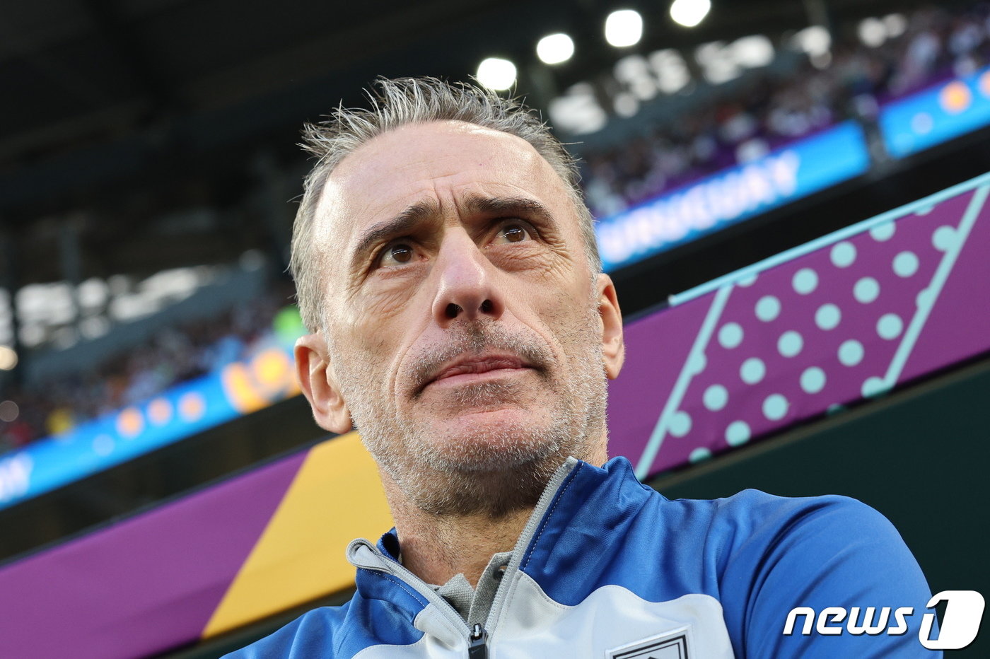 본문 이미지 - 파울루 벤투 대한민국 축구대표팀 감독이 24일 오후&#40;현지시간&#41; 카타르 알라이얀 에듀케이션 시티 스타디움에서 2022 카타르 월드컵 조별리그 H조 1차전 우루과이와의 경기 시작을 기다리고 있다. 2022.11.24/뉴스1 ⓒ News1 이동해 기자