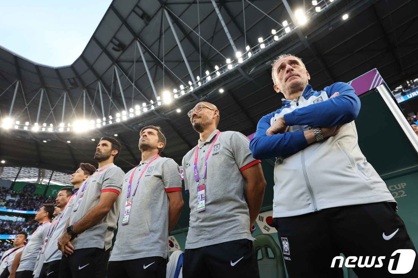 본문 이미지 - 파울루 벤투 대한민국 축구대표팀 감독이 24일 오후(현지시간) 카타르 알라이얀 에듀케이션 시티 스타디움에서 2022 카타르 월드컵 조별리그 H조 1차전 우루과이와의 경기 시작을 기다리고 있다. 2022.11.24/뉴스1 ⓒ News1 이동해 기자