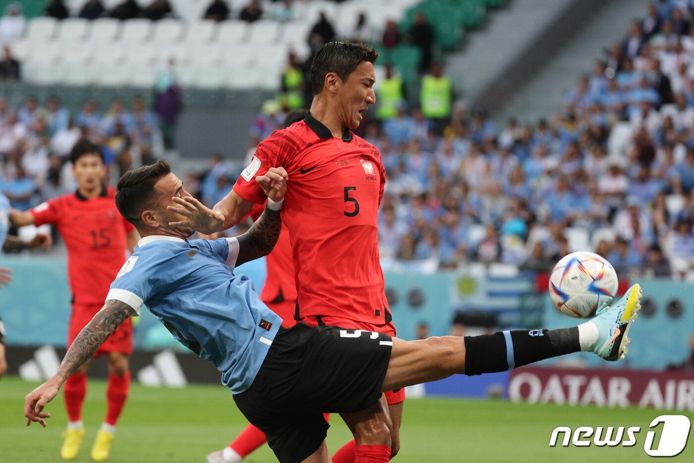 본문 이미지 - 정우영이 24일 오후(현지시간) 카타르 알라이얀 에듀케이션 시티 스타디움에서 열린 2022 카타르 월드컵 조별리그 H조 1차전 대한민국과 우루과이의 경기에서 상대 선수와 치열한 볼다툼을 하고 있다. 2022.11.24/뉴스1 ⓒ News1 이광호 기자