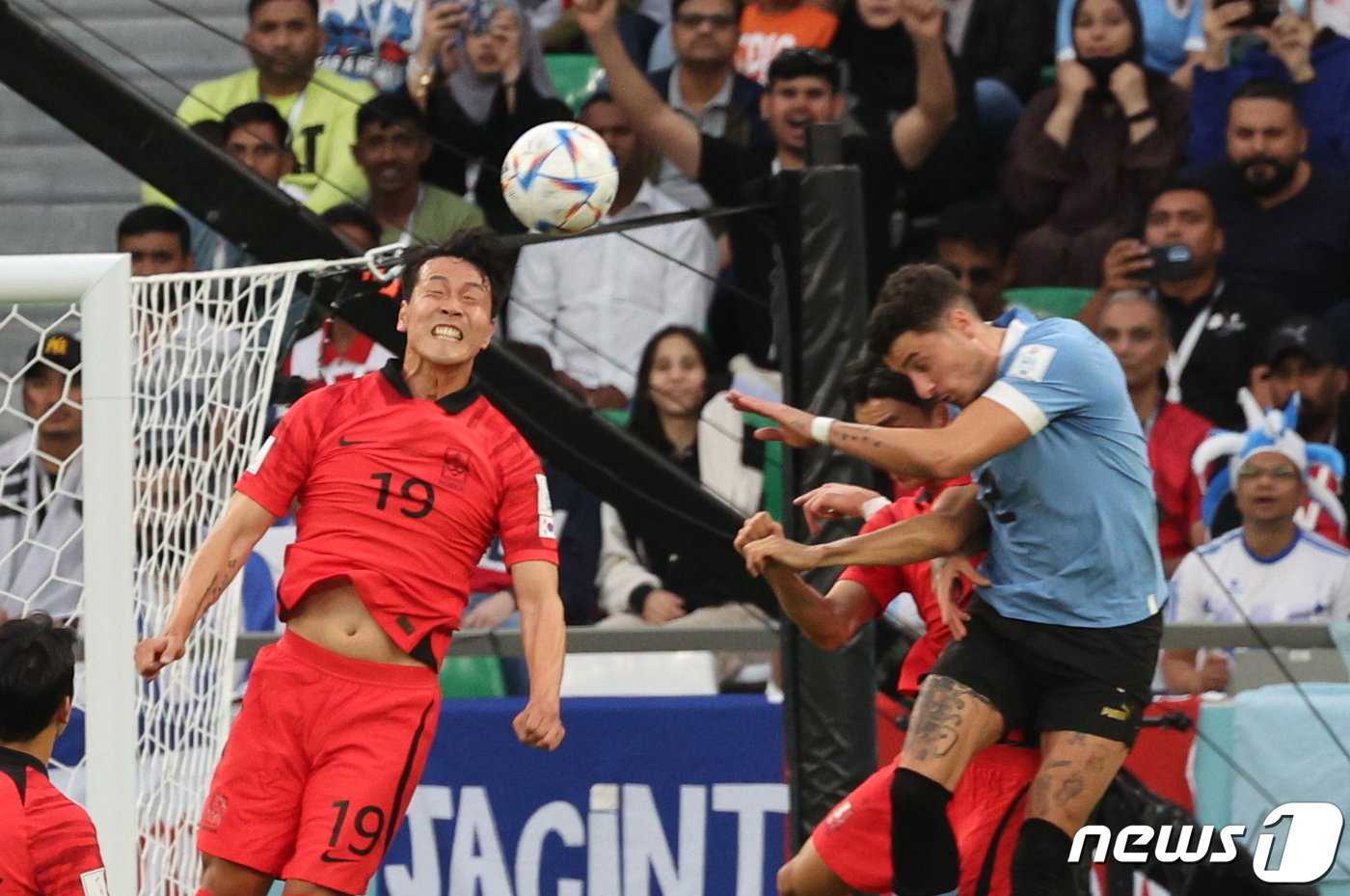 본문 이미지 - 24일 오후&#40;현지시간&#41; 카타르 알라이얀 에듀케이션 시티 스타디움에서 열린 2022 카타르 월드컵 조별리그 H조 1차전 대한민국-우루과이 경기에서 김영권이 상대 선수와 헤딩볼 경합을 벌이고 있다. 2022.11.24/뉴스1 ⓒ News1 이동해 기자