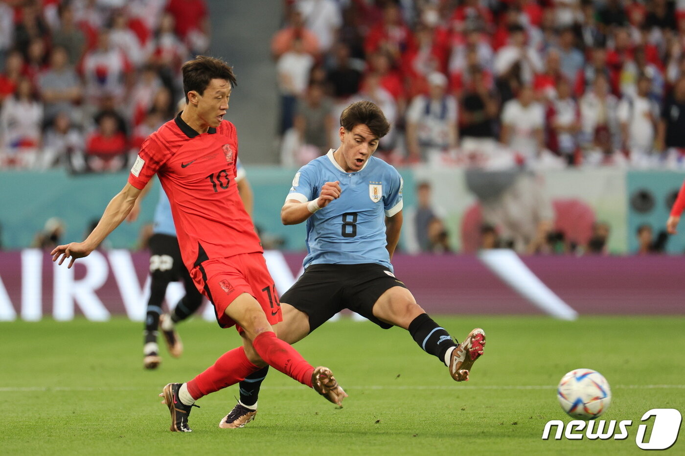 본문 이미지 - 24일 오후(현지시간) 카타르 알라이얀 에듀케이션 시티 스타디움에서 열린 2022 카타르 월드컵 조별리그 H조 1차전 대한민국-우루과이 경기에서 이재성이 상대수비를 피해 패스를 시도하고 있다. 2022.11.24/뉴스1 ⓒ News1 이광호 기자