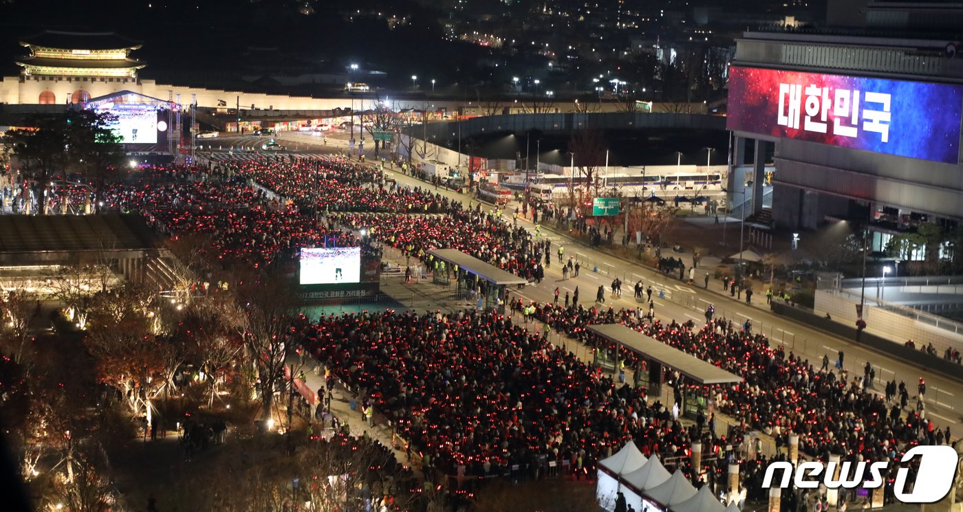 24일 오후 서울 종로구 광화문광장에서 붉은악마와 시민들이 2022 카타르 월드컵 거리응원을 하고 있다. 경찰에 따르면 우리나라 대표팀의 조별리그 경기 1차전이 열리는 이날 오후 전국 12개 장소에 4만여 명이 모여 거리 응원을 펼친다. 2022.11.24/뉴스1 ⓒ News1 김명섭 기자