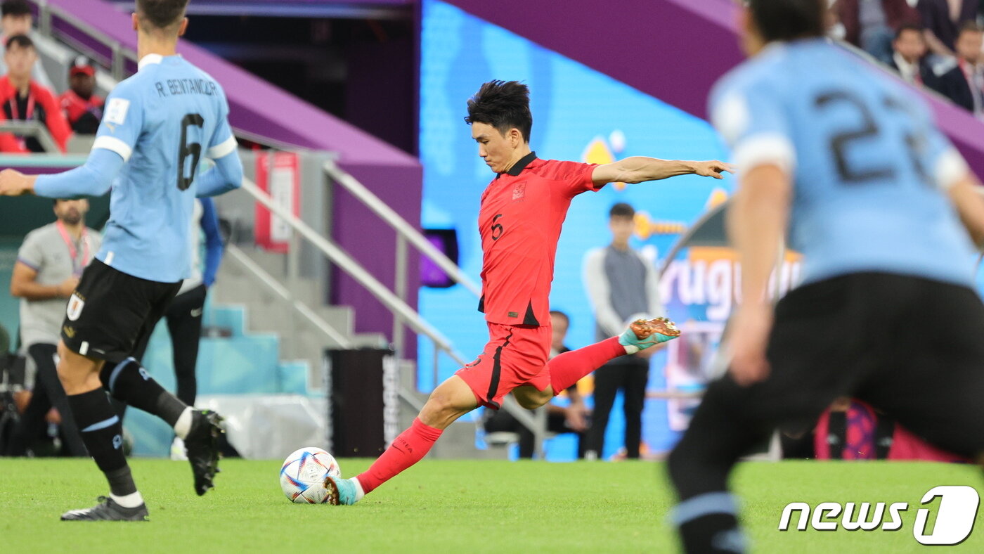 본문 이미지 - 24일 오후(현지시간) 카타르 알라이얀 에듀케이션 시티 스타디움에서 열린 2022 카타르 월드컵 조별리그 H조 1차전 대한민국-우루과이 경기에서 황인범이 힘차게 공을 차고 있다. 2022.11.24/뉴스1 ⓒ News1 이동해 기자
