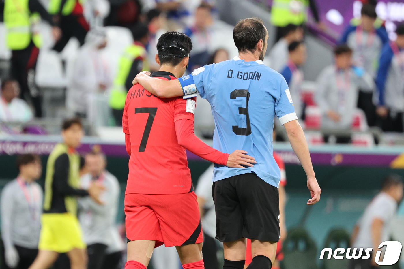 (도하(카타르)=뉴스1) 이동해 기자 = 24일 오후(현지시간) 카타르 알라이얀 에듀케이션 시티 스타디움에서 열린 2022 카타르 월드컵 조별리그 H조 1차전 대한민국-우루과이 경 …