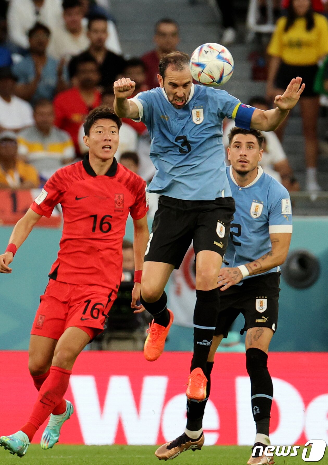 본문 이미지 - 디에고 고딘이 24일 오후(현지시간) 카타르 알라이얀 에듀케이션 시티 스타디움에서 열린 2022 카타르 월드컵 조별리그 H조 1차전 대한민국과 우루과이의 경기에서 볼다툼을 하고 있다. 2022.11.24/뉴스1 ⓒ News1 이광호 기자