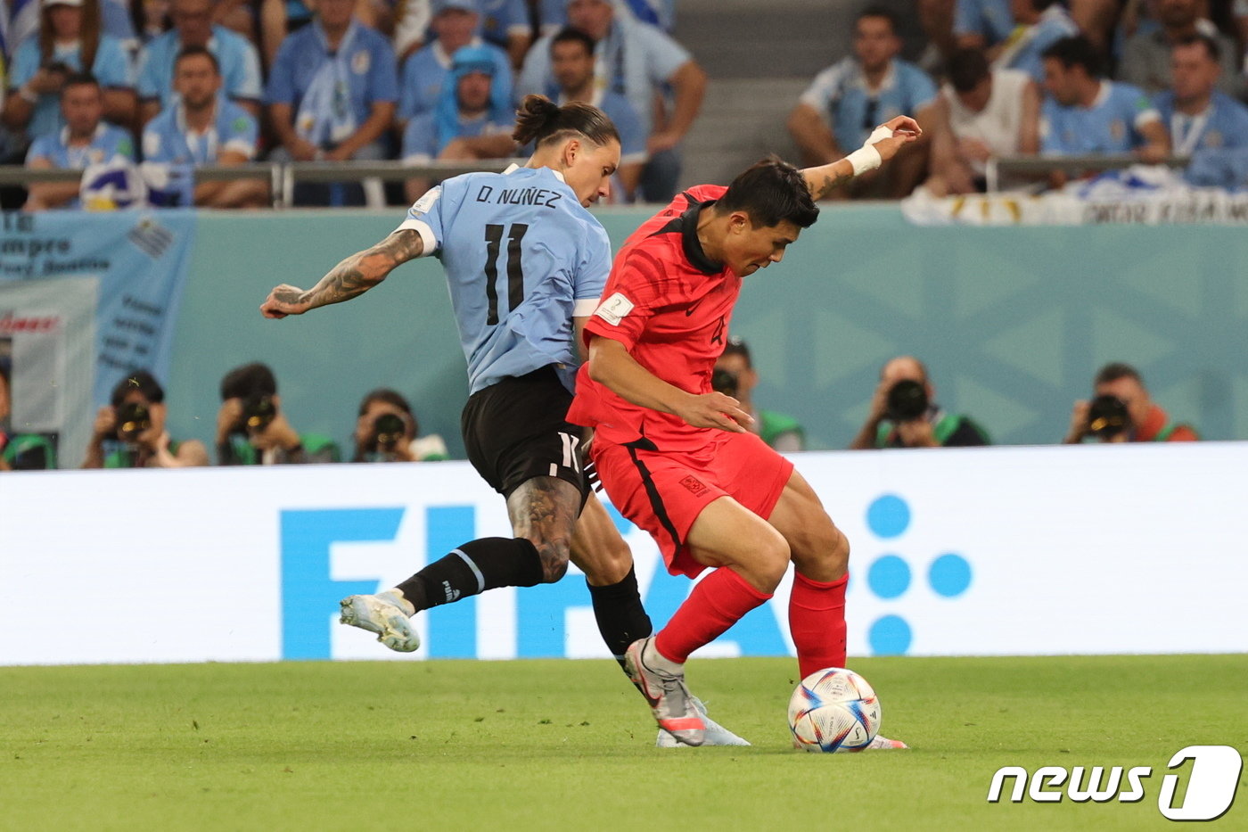 본문 이미지 - 김민재가 24일 오후&#40;현지시간&#41; 카타르 알라이얀 에듀케이션 시티 스타디움에서 열린 2022 카타르 월드컵 조별리그 H조 1차전 대한민국과 우루과이의 경기에서 볼다툼을 하고 있다. 2022.11.24/뉴스1 ⓒ News1 이동해 기자