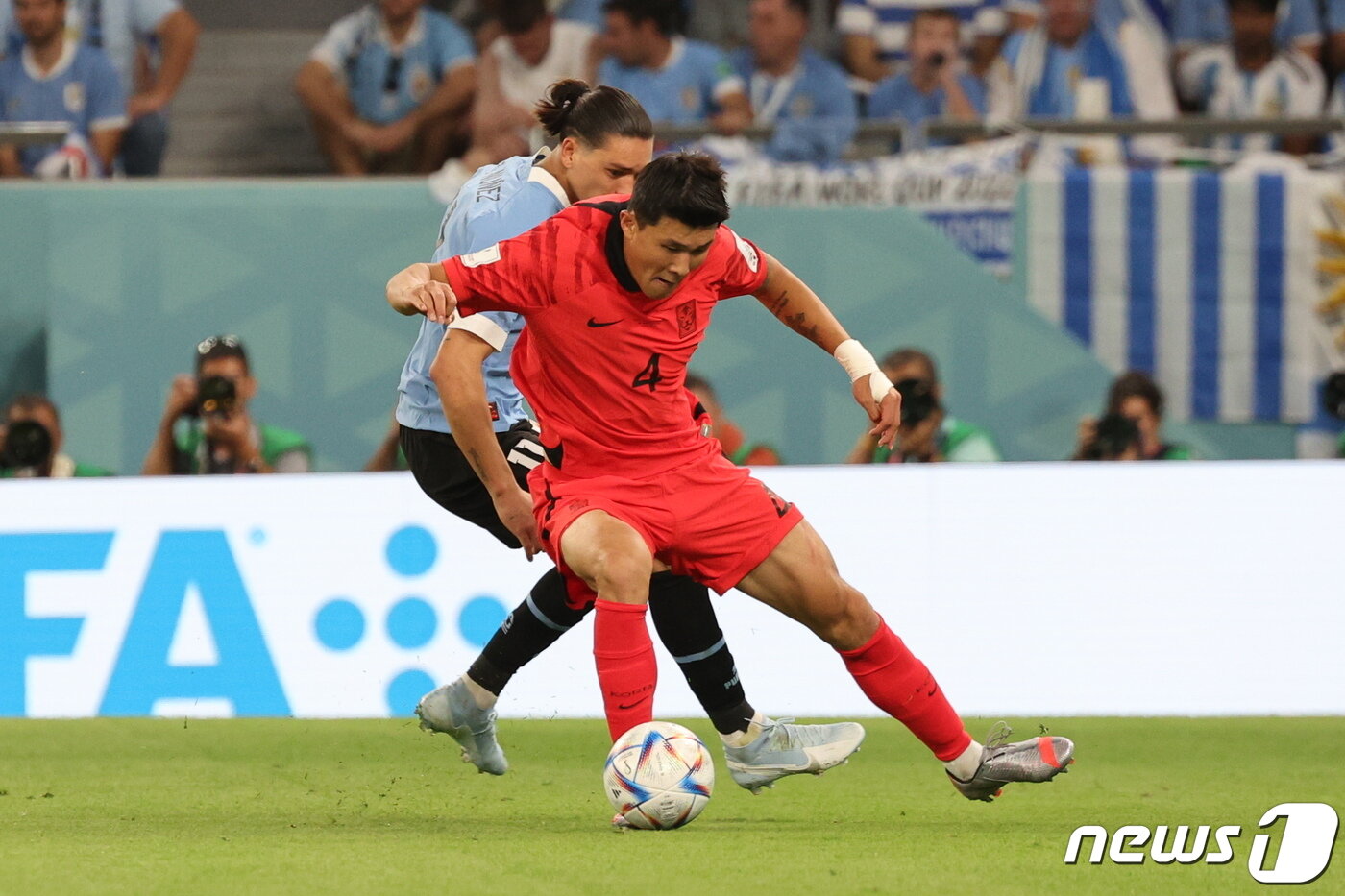 본문 이미지 - 김민재가 24일 오후(현지시간) 카타르 알라이얀 에듀케이션 시티 스타디움에서 열린 2022 카타르 월드컵 조별리그 H조 1차전 대한민국과 우루과이의 경기에서 볼다툼을 하고 있다. 2022.11.24/뉴스1 ⓒ News1 이동해 기자