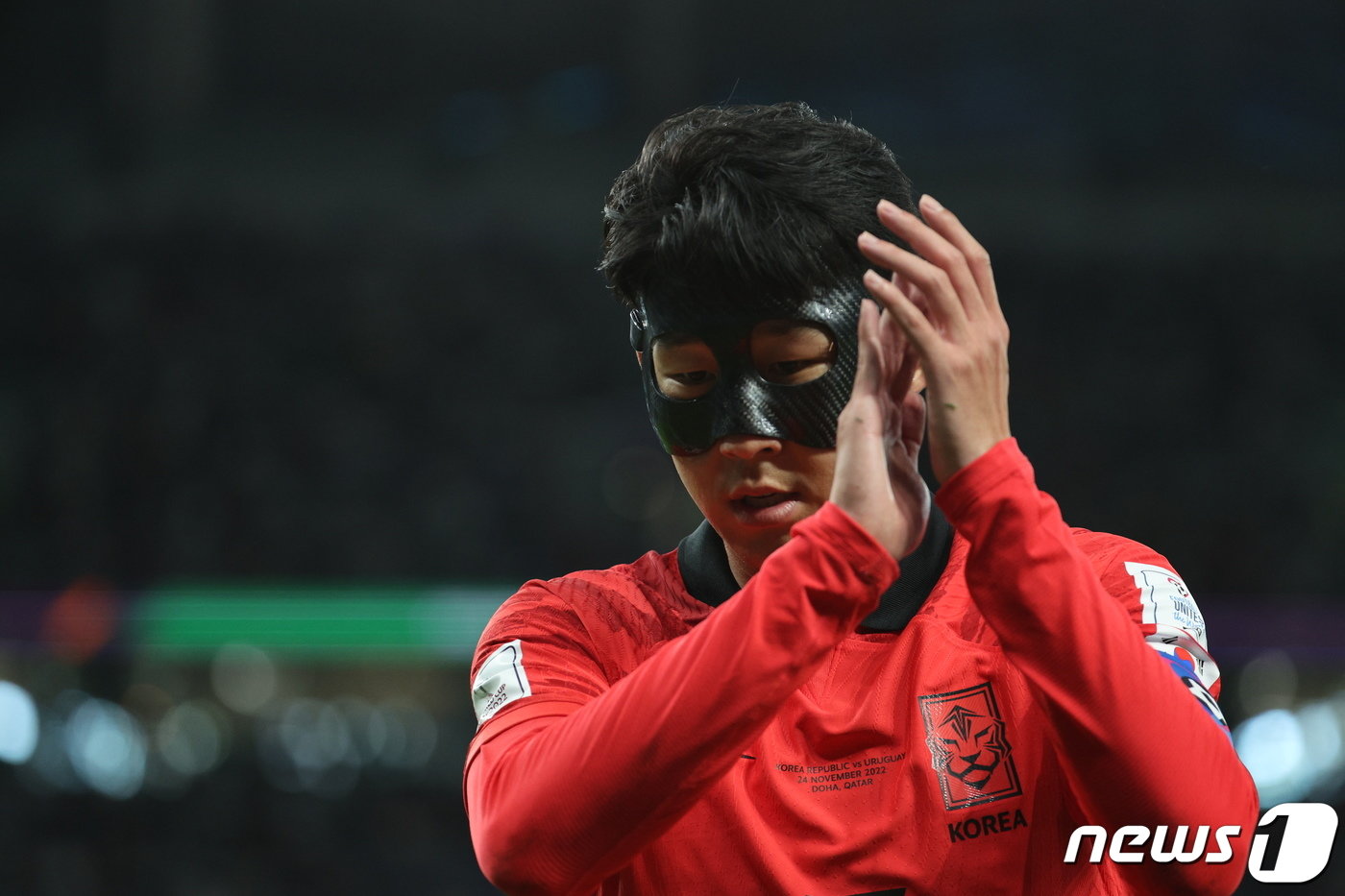 본문 이미지 - 손흥민이 24일 오후&#40;현지시간&#41; 카타르 알라이얀 에듀케이션 시티 스타디움에서 열린 2022 카타르 월드컵 조별리그 H조 1차전 대한민국과 우루과이의 경기에서 손뼉을 치며 선수들을 다독이고 있다. 2022.11.24/뉴스1 ⓒ News1 이광호 기자