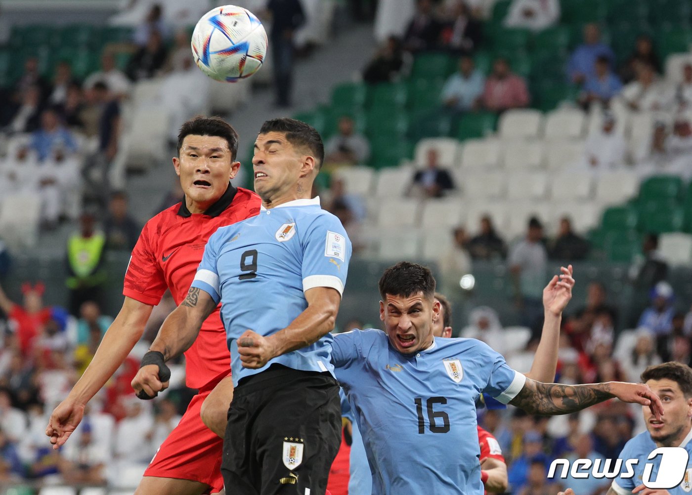 본문 이미지 - 김민재가 24일 오후&#40;현지시간&#41; 카타르 알라이얀 에듀케이션 시티 스타디움에서 열린 2022 카타르 월드컵 조별리그 H조 1차전 대한민국과 우루과이의 경기에서 수아레스 등과 공중볼을 다투고 있다. 2022.11.24/뉴스1 ⓒ News1 이광호 기자