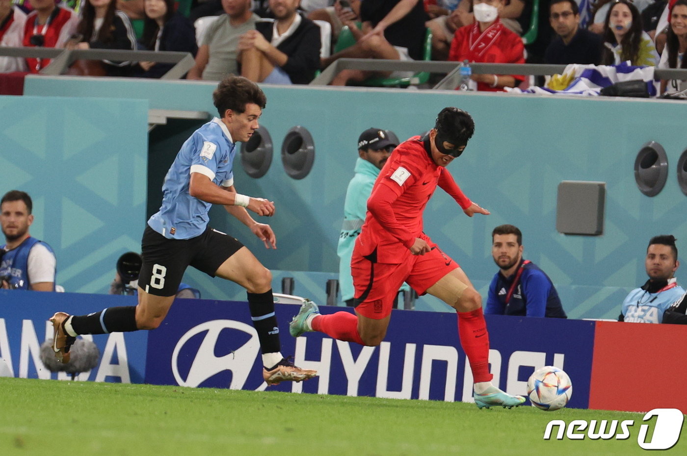 본문 이미지 - 24일 오후&#40;현지시간&#41; 카타르 알라이얀 에듀케이션 시티 스타디움에서 열린 2022 카타르 월드컵 조별리그 H조 1차전 대한민국과 우루과이의 경기에서 손흥민이 드리블 돌파를 하고 있다. 2022.11.24/뉴스1 ⓒ News1 이광호 기자