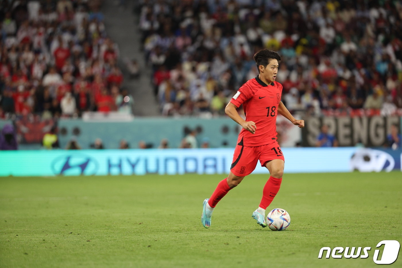 본문 이미지 - 24일 오후&#40;현지시간&#41; 카타르 알라이얀 에듀케이션 시티 스타디움에서 열린 2022 카타르 월드컵 조별리그 H조 1차전 대한민국과 우루과이의 경기에서 후반 교체 투입된 이강인이 드리블을 하고 있다. 2022.11.24/뉴스1 ⓒ News1 이광호 기자