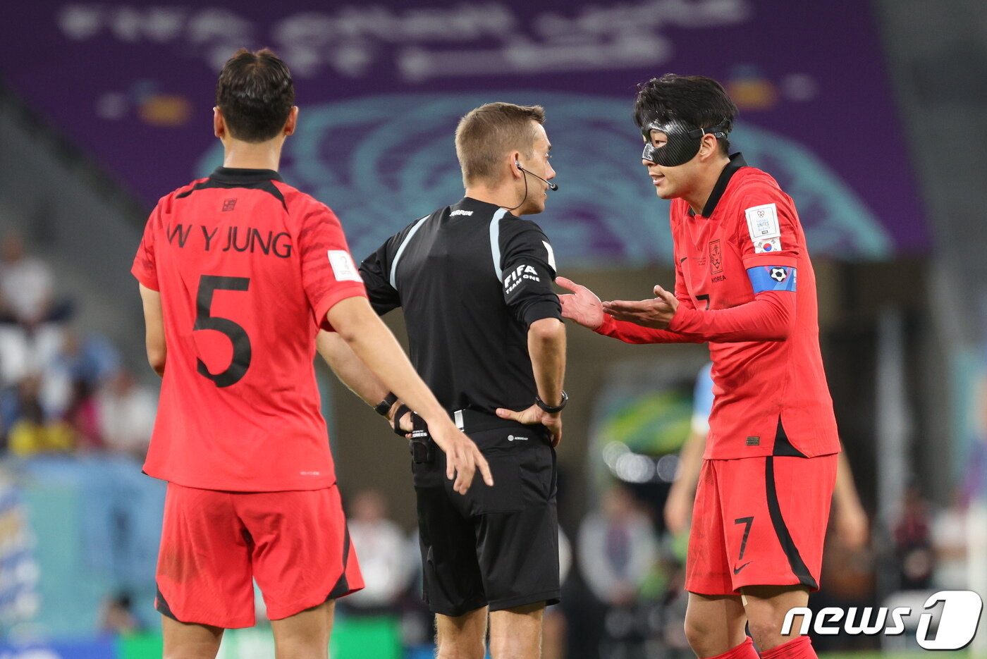 본문 이미지 - 24일 오후(현지시간) 카타르 알라이얀 에듀케이션 시티 스타디움에서 열린 2022 카타르 월드컵 조별리그 H조 1차전 대한민국과 우루과이의 경기에서 손흥민이 심판에게 어필하고 있다. 2022.11.24/뉴스1 ⓒ News1 이동해 기자