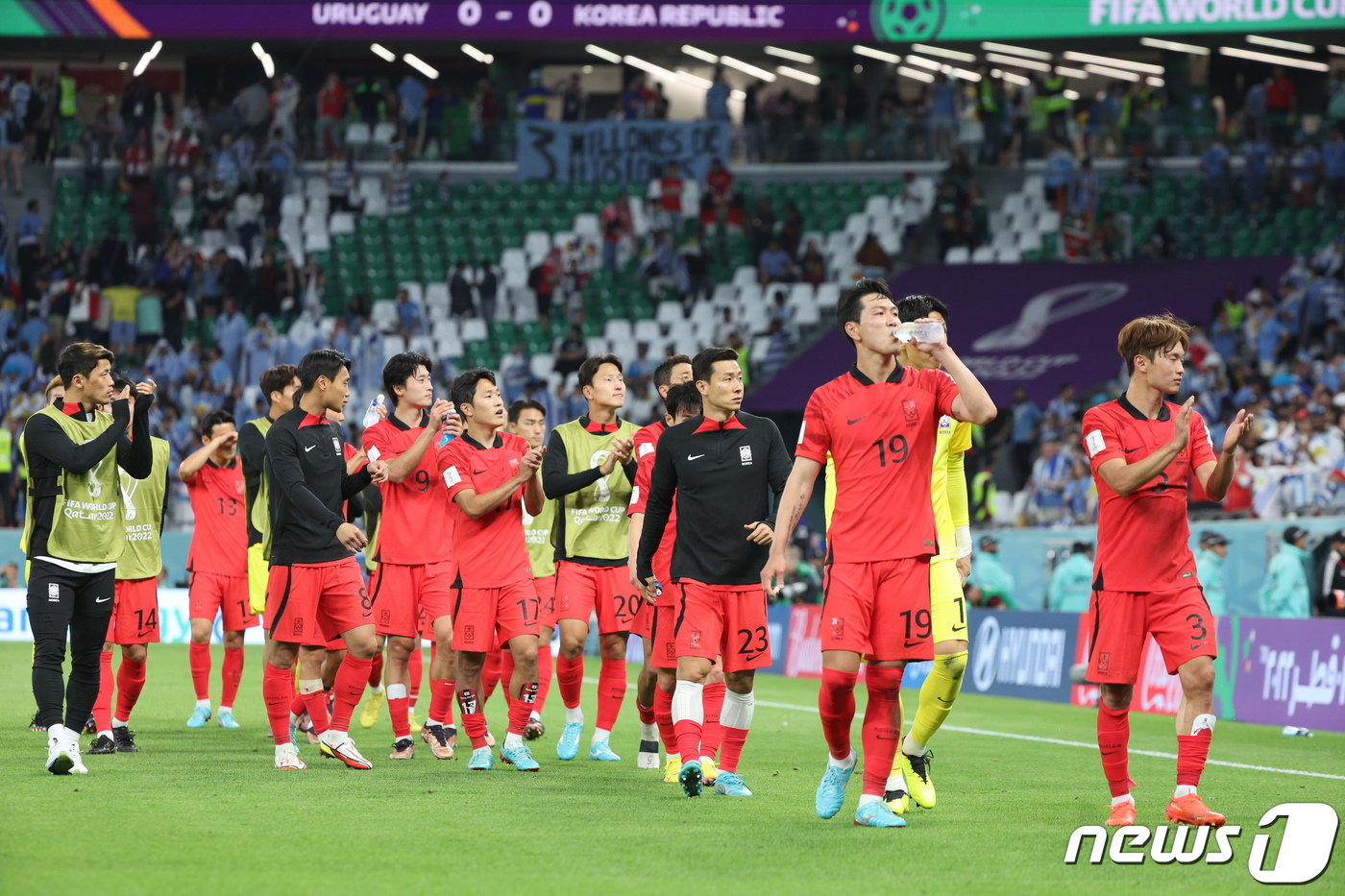 본문 이미지 - 24일 오후&#40;현지시간&#41; 카타르 알라이얀 에듀케이션 시티 스타디움에서 열린 2022 카타르 월드컵 조별리그 H조 1차전 대한민국과 우루과이의 경기를 0대 0 무승부로 마친 선수들이 관중들을 향해 박수를 보내고 있다. 2022.11.24/뉴스1 ⓒ News1 이동해 기자
