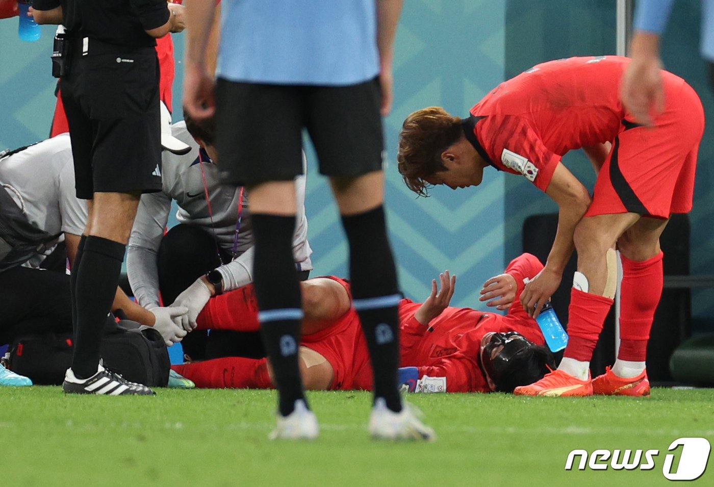 본문 이미지 - 손흥민이 24일 오후&#40;현지시간&#41; 카타르 알라이얀 에듀케이션 시티 스타디움에서 열린 2022 카타르 월드컵 조별리그 H조 1차전 대한민국과 우루과이의 경기에서 상대 반칙에 넘어져 고통스러워 하고 있다. 2022.11.24/뉴스1 ⓒ News1 이광호 기자