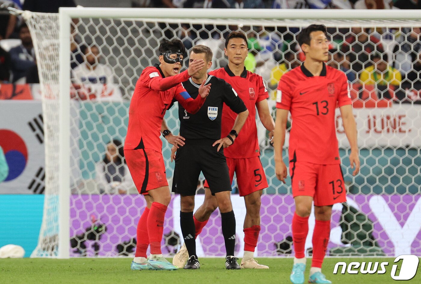 본문 이미지 - 손흥민이 24일 오후(현지시간) 카타르 알라이얀 에듀케이션 시티 스타디움에서 열린 2022 카타르 월드컵 조별리그 H조 1차전 대한민국과 우루과이의 경기에서 심판판정에 항의하고 있다. 2022.11.25/뉴스1 ⓒ News1 이광호 기자