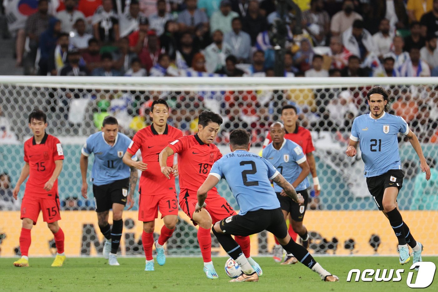본문 이미지 - 이강인이 24일 오후&#40;현지시간&#41; 카타르 알라이얀 에듀케이션 시티 스타디움에서 열린 2022 카타르 월드컵 조별리그 H조 1차전 대한민국과 우루과이의 경기에서 볼다툼을 하고 있다. 2022.11.25/뉴스1 ⓒ News1 이광호 기자