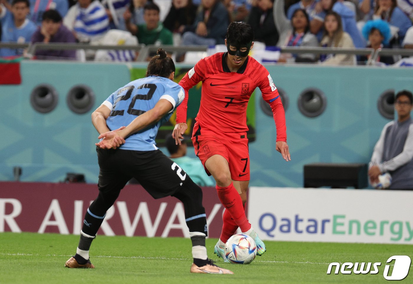 본문 이미지 - 손흥민이 24일 오후&#40;현지시간&#41; 카타르 알라이얀 에듀케이션 시티 스타디움에서 열린 2022 카타르 월드컵 조별리그 H조 1차전 대한민국과 우루과이의 경기에서 상대문전을 향해 돌파를 시도하고 있다. 2022.11.25/뉴스1 ⓒ News1 이광호 기자