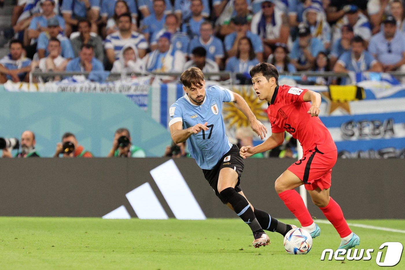 본문 이미지 - 이강인이 24일 오후&#40;현지시간&#41; 카타르 알라이얀 에듀케이션 시티 스타디움에서 열린 2022 카타르 월드컵 조별리그 H조 1차전 대한민국과 우루과이의 경기 후반전에서 돌파를 시도하고 있다. 이날 경기는 득점 없이 0대 0 무승부로 마쳤다. 2022.11.25/뉴스1 ⓒ News1 이동해 기자