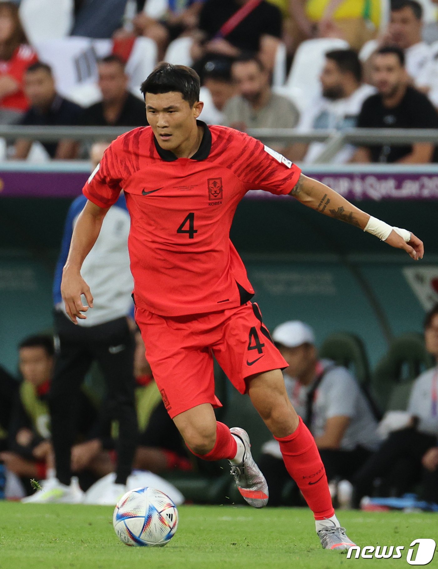 본문 이미지 - 김민재가 24일 오후&#40;현지시간&#41; 카타르 알라이얀 에듀케이션 시티 스타디움에서 열린 2022 카타르 월드컵 조별리그 H조 1차전 대한민국과 우루과이의 경기에서 드리블을 하고 있다. 2022.11.25/뉴스1 ⓒ News1 이광호 기자