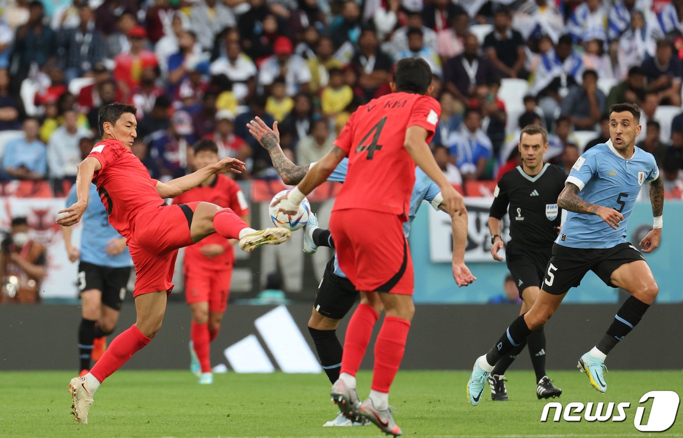 본문 이미지 - 정우영이 24일 오후&#40;현지시간&#41; 카타르 알라이얀 에듀케이션 시티 스타디움에서 열린 2022 카타르 월드컵 조별리그 H조 1차전 대한민국과 우루과이의 경기에서 볼다툼을 하고 있다. 2022.11.25/뉴스1 ⓒ News1 이광호 기자