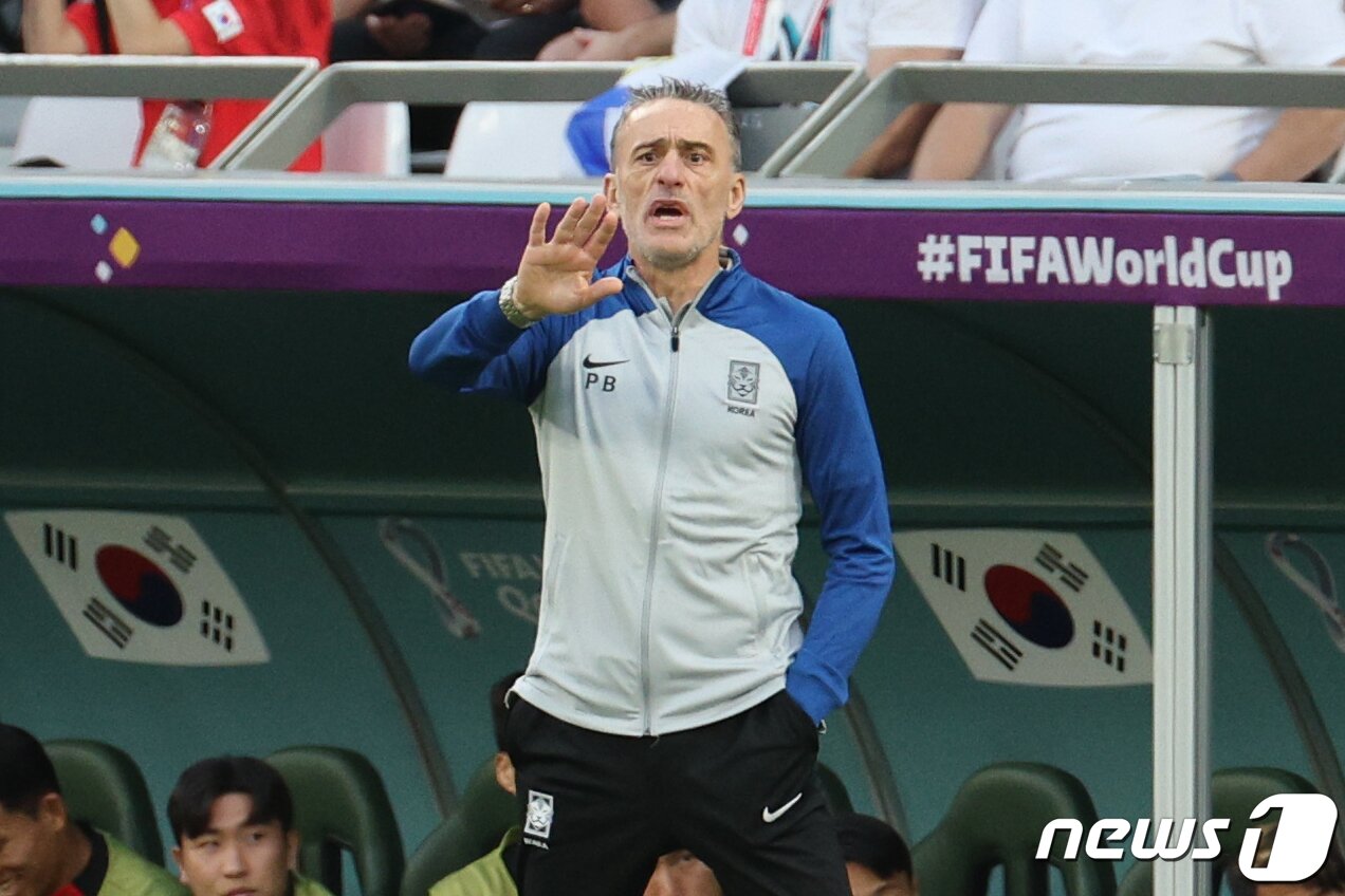 본문 이미지 - 파울루 벤투 대한민국 축구대표팀 감독이 24일 오후(현지시간) 카타르 알라이얀 에듀케이션 시티 스타디움에서 2022 카타르 월드컵 조별리그 H조 1차전 우루과이와의 경기에사 작전지시를 하고 있다. 2022.11.25/뉴스1 ⓒ News1 이광호 기자