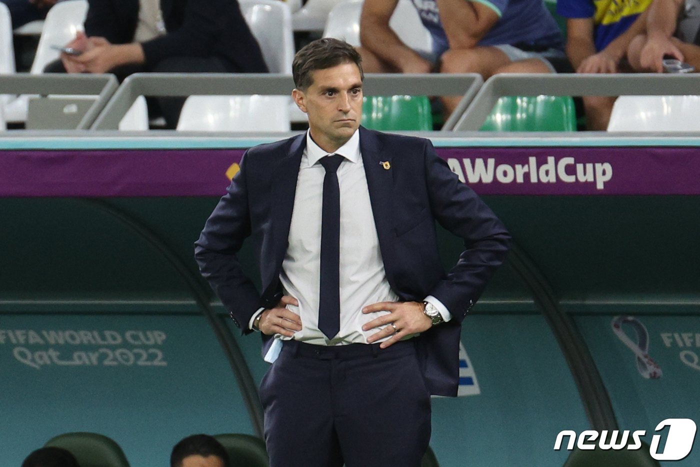 본문 이미지 - 디에고 알론소 우루과이 축구대표팀 감독이 24일 오후&#40;현지시간&#41; 카타르 알라이얀 에듀케이션 시티 스타디움에서 열린 2022 카타르 월드컵 조별리그 H조 1차전 대한민국과의 경기를 지켜보고 있다. 2022.11.24/뉴스1 ⓒ News1 이광호 기자