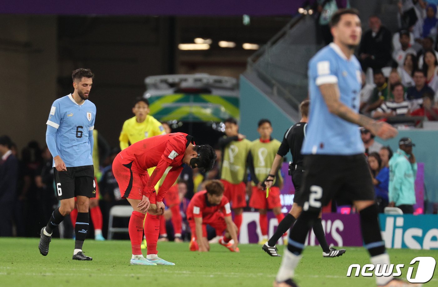 본문 이미지 - 손흥민이 24일 오후&#40;현지시간&#41; 카타르 알라이얀 에듀케이션 시티 스타디움에서 열린 2022 카타르 월드컵 조별리그 H조 1차전 대한민국과 우루과이의 경기를 무승부로 마친뒤 아쉬워하고 있다. 2022.11.25/뉴스1 ⓒ News1 이광호 기자