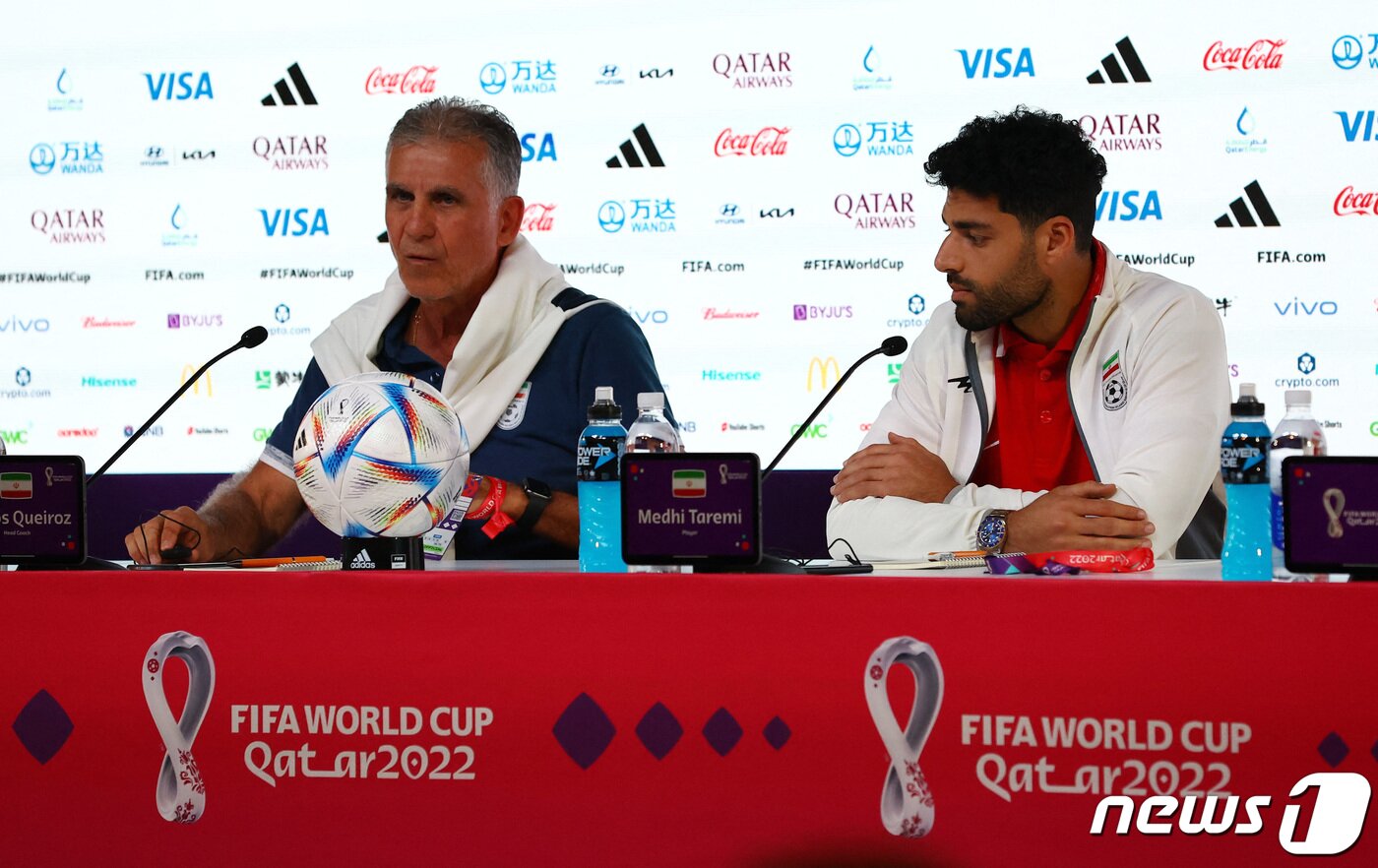 본문 이미지 - 24일(현지시간) 카타르 도하 메인 미디어 센터에서 기자회견 중인 카를로스 케이로스 이란 대표팀 감독(왼쪽)과 메흐디 타레미 선수(오른쪽) ⓒ 로이터=뉴스1 ⓒ News1 김민수 기자