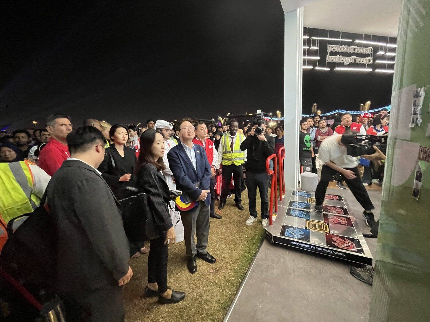 본문 이미지 - 박보균 문체부 장관이 한국관광홍보관을 둘러보고 있다(한국관광공사 제공)