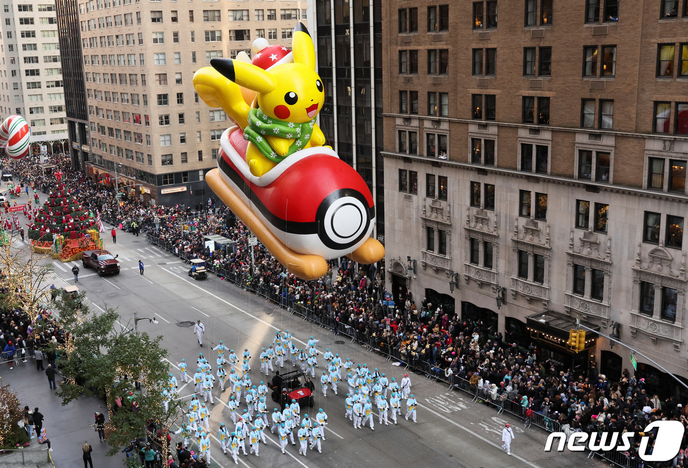 (뉴욕 로이터=뉴스1) 김예슬 기자 = 24일(현지시간) 미국 뉴욕 맨해튼에서 열린 제96회 메이시스 추수감사절 퍼레이드에서 피카추와 이브이 풍선이 떠있다. 센트럴 파크 웨스트에서 …