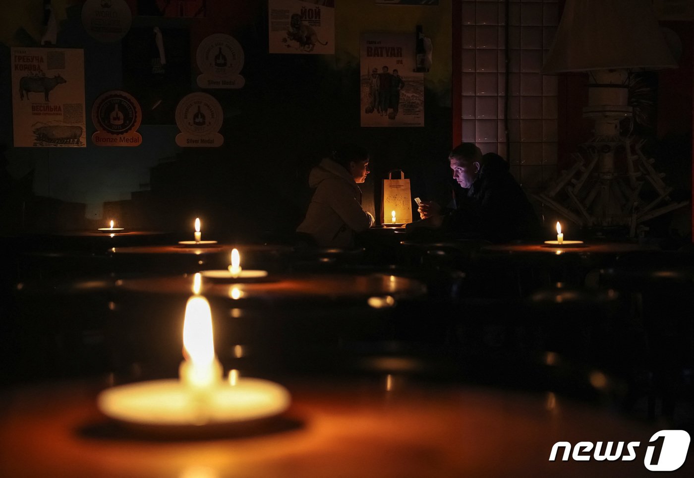 본문 이미지 - 지속된 러시아 포격으로 주요 인프라가 타격을 입은 우크라이나는 정전으로 고통받고 있다. 이에 시민들은 촛불을 켜놓고 생활하는 등 에너지난에 대처하기 위해 고군분투하고 있다. ⓒ 로이터=뉴스1 ⓒ News1 이서영 기자